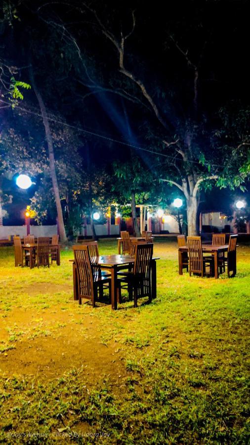 Jay'S Avenue Hotel Udawalawe Bagian luar foto